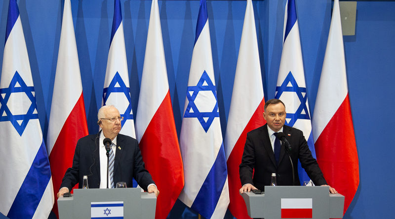 Президенты Польши и Израиля стоят на фоне флагов государств