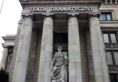 Памятник золотой вагине открыли в Варшаве